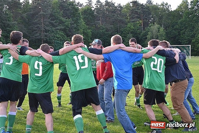 Zdjęcie w galerii na portalu naszraciborz.pl: Grad bramek, wielkie emocje, korona i awans dla Jankowic!  wiadomości z regionu