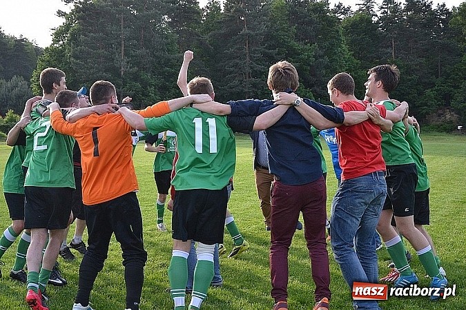 Zdjęcie w galerii na portalu naszraciborz.pl: Grad bramek, wielkie emocje, korona i awans dla Jankowic!  wiadomości z regionu