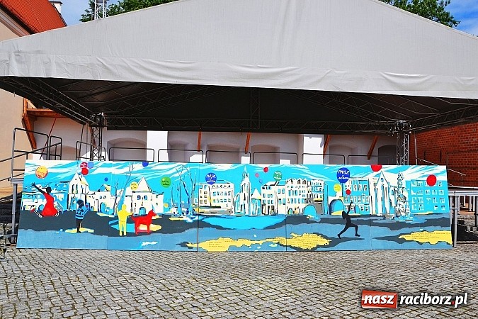 Zdjęcie w galerii na portalu naszraciborz.pl: Instytut Studi&oacute;w Edukacyjnych i Sztuki PWSZ w Raciborzu zorganizował na zamku projekt malarski - zobacz efekty wiadomości z regionu