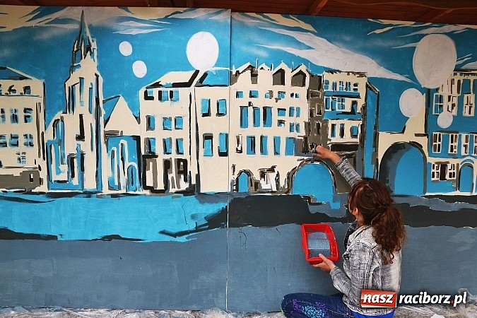 Zdjęcie w galerii na portalu naszraciborz.pl: Instytut Studi&oacute;w Edukacyjnych i Sztuki PWSZ w Raciborzu zorganizował na zamku projekt malarski - zobacz efekty wiadomości z regionu