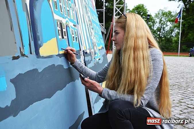 Zdjęcie w galerii na portalu naszraciborz.pl: Instytut Studi&oacute;w Edukacyjnych i Sztuki PWSZ w Raciborzu zorganizował na zamku projekt malarski - zobacz efekty wiadomości z regionu