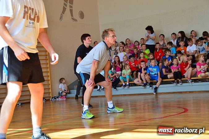 Zdjęcie w galerii na portalu naszraciborz.pl: Uczniowie bieńkowickiej szkoły obchodzą swoje święto na sportowo  wiadomości z regionu