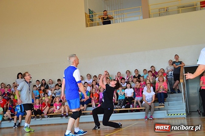 Zdjęcie w galerii na portalu naszraciborz.pl: Uczniowie bieńkowickiej szkoły obchodzą swoje święto na sportowo  wiadomości z regionu