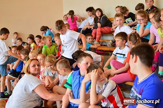 Zdjęcie w galerii na portalu naszraciborz.pl: Uczniowie bieńkowickiej szkoły obchodzą swoje święto na sportowo  wiadomości z regionu