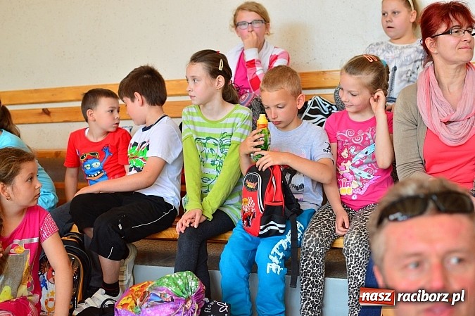 Zdjęcie w galerii na portalu naszraciborz.pl: Uczniowie bieńkowickiej szkoły obchodzą swoje święto na sportowo  wiadomości z regionu