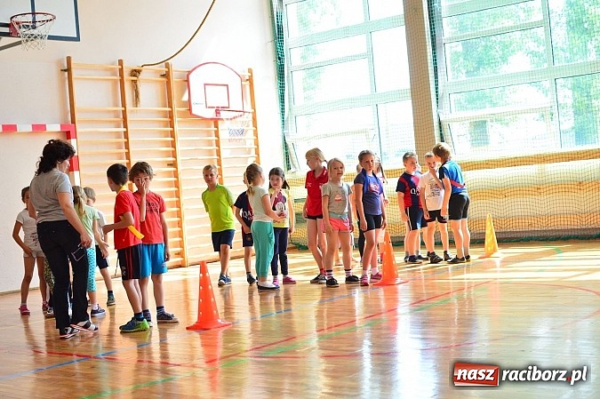 Zdjęcie w galerii na portalu naszraciborz.pl: Uczniowie bieńkowickiej szkoły obchodzą swoje święto na sportowo  wiadomości z regionu