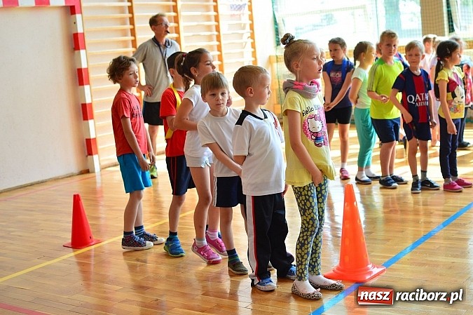 Zdjęcie w galerii na portalu naszraciborz.pl: Uczniowie bieńkowickiej szkoły obchodzą swoje święto na sportowo  wiadomości z regionu