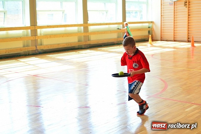 Zdjęcie w galerii na portalu naszraciborz.pl: Uczniowie bieńkowickiej szkoły obchodzą swoje święto na sportowo  wiadomości z regionu