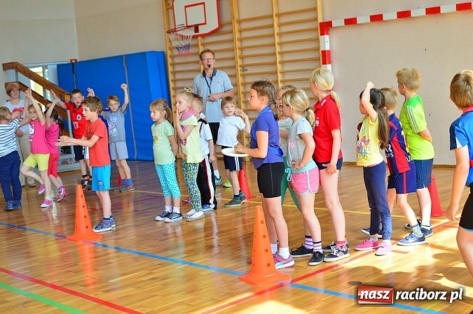 Zdjęcie w galerii na portalu naszraciborz.pl: Uczniowie bieńkowickiej szkoły obchodzą swoje święto na sportowo  wiadomości z regionu
