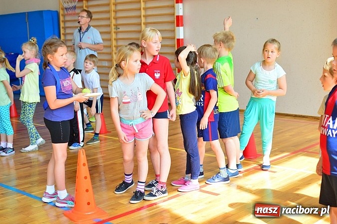 Zdjęcie w galerii na portalu naszraciborz.pl: Uczniowie bieńkowickiej szkoły obchodzą swoje święto na sportowo  wiadomości z regionu