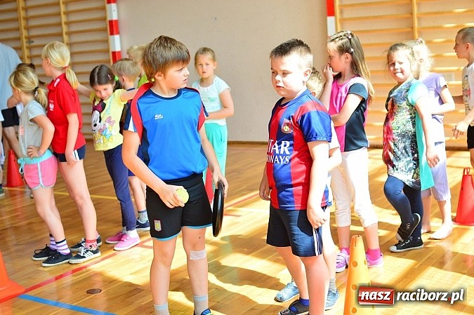 Zdjęcie w galerii na portalu naszraciborz.pl: Uczniowie bieńkowickiej szkoły obchodzą swoje święto na sportowo  wiadomości z regionu