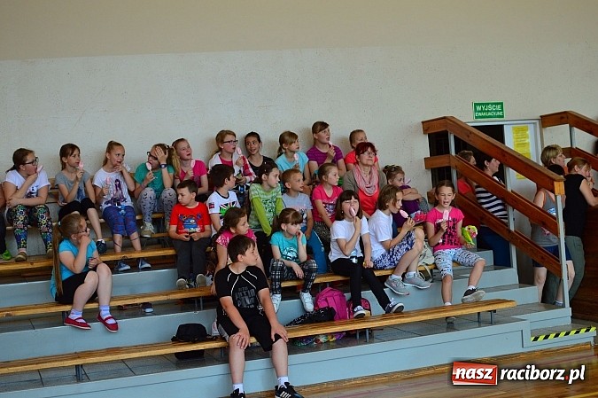 Zdjęcie w galerii na portalu naszraciborz.pl: Uczniowie bieńkowickiej szkoły obchodzą swoje święto na sportowo  wiadomości z regionu