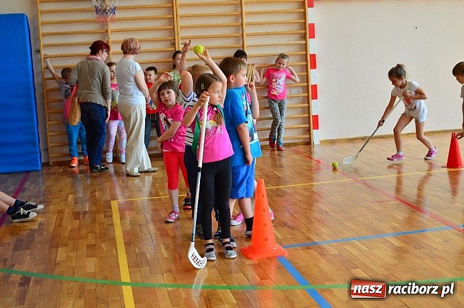 Zdjęcie w galerii na portalu naszraciborz.pl: Uczniowie bieńkowickiej szkoły obchodzą swoje święto na sportowo  wiadomości z regionu