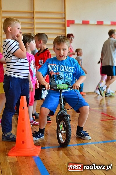 Zdjęcie w galerii na portalu naszraciborz.pl: Uczniowie bieńkowickiej szkoły obchodzą swoje święto na sportowo  wiadomości z regionu