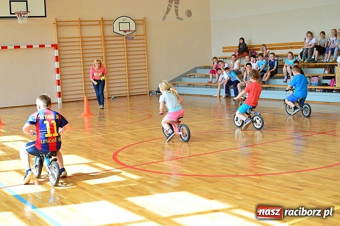 Zdjęcie w galerii na portalu naszraciborz.pl: Uczniowie bieńkowickiej szkoły obchodzą swoje święto na sportowo  wiadomości z regionu