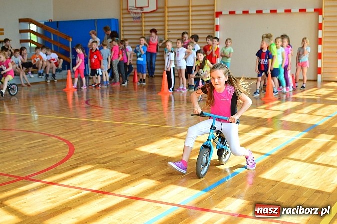 Zdjęcie w galerii na portalu naszraciborz.pl: Uczniowie bieńkowickiej szkoły obchodzą swoje święto na sportowo  wiadomości z regionu
