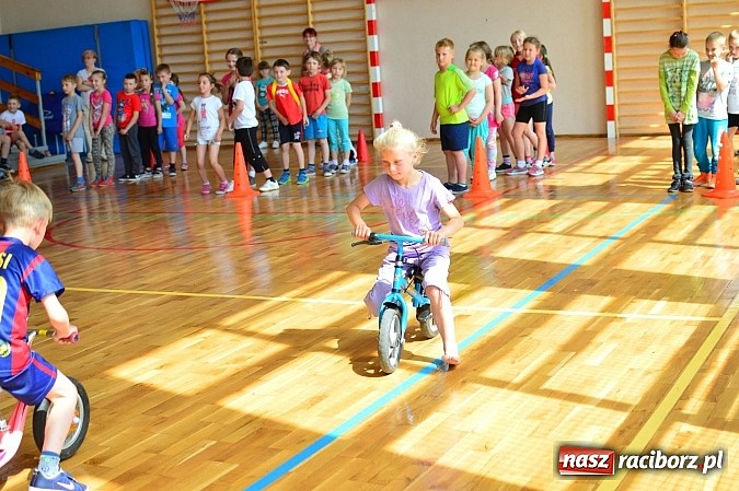 Zdjęcie w galerii na portalu naszraciborz.pl: Uczniowie bieńkowickiej szkoły obchodzą swoje święto na sportowo  wiadomości z regionu