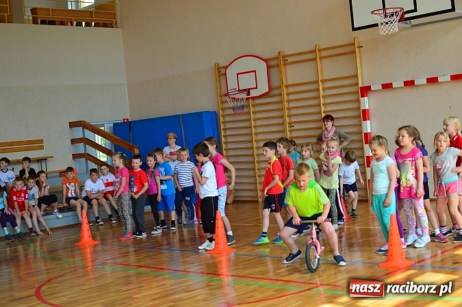 Zdjęcie w galerii na portalu naszraciborz.pl: Uczniowie bieńkowickiej szkoły obchodzą swoje święto na sportowo  wiadomości z regionu