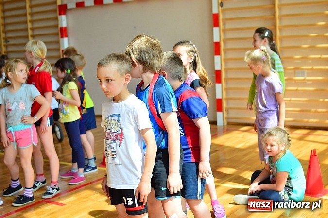 Zdjęcie w galerii na portalu naszraciborz.pl: Uczniowie bieńkowickiej szkoły obchodzą swoje święto na sportowo  wiadomości z regionu