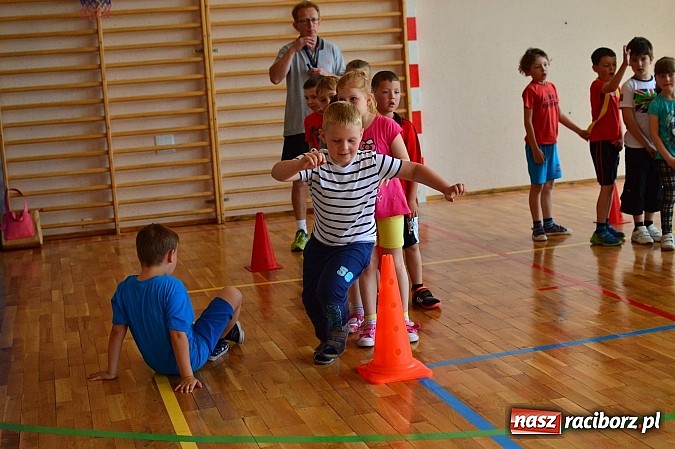 Zdjęcie w galerii na portalu naszraciborz.pl: Uczniowie bieńkowickiej szkoły obchodzą swoje święto na sportowo  wiadomości z regionu