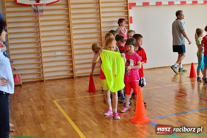 Zdjęcie w galerii na portalu naszraciborz.pl: Uczniowie bieńkowickiej szkoły obchodzą swoje święto na sportowo  wiadomości z regionu