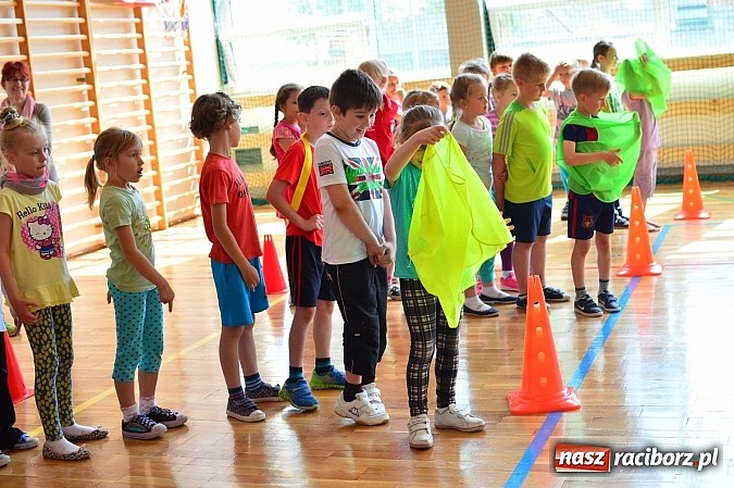 Zdjęcie w galerii na portalu naszraciborz.pl: Uczniowie bieńkowickiej szkoły obchodzą swoje święto na sportowo  wiadomości z regionu