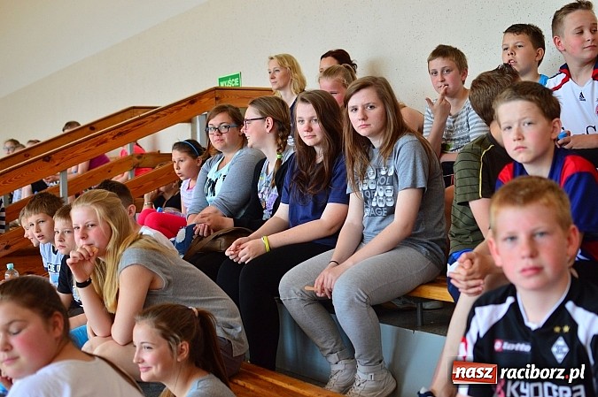 Zdjęcie w galerii na portalu naszraciborz.pl: Uczniowie bieńkowickiej szkoły obchodzą swoje święto na sportowo  wiadomości z regionu