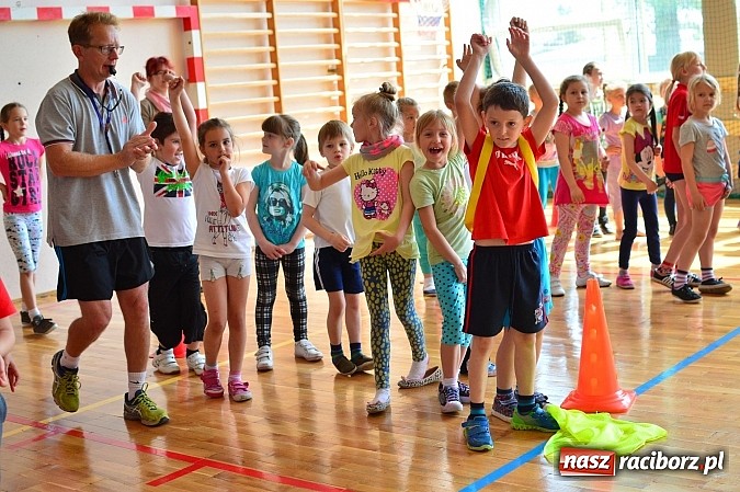 Zdjęcie w galerii na portalu naszraciborz.pl: Uczniowie bieńkowickiej szkoły obchodzą swoje święto na sportowo  wiadomości z regionu