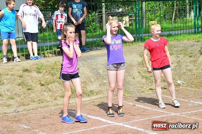 Zdjęcie w galerii na portalu naszraciborz.pl: Uczniowie bieńkowickiej szkoły obchodzą swoje święto na sportowo  wiadomości z regionu