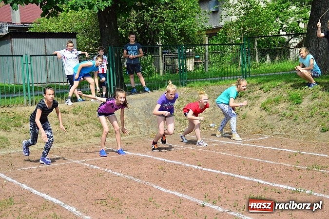 Zdjęcie w galerii na portalu naszraciborz.pl: Uczniowie bieńkowickiej szkoły obchodzą swoje święto na sportowo  wiadomości z regionu