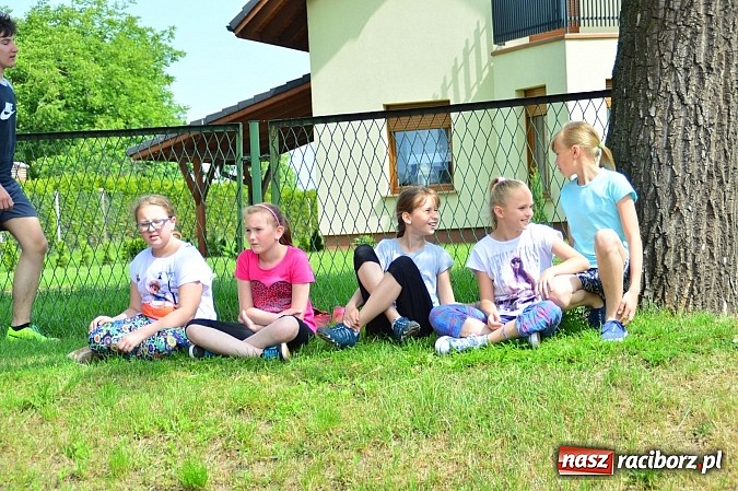 Zdjęcie w galerii na portalu naszraciborz.pl: Uczniowie bieńkowickiej szkoły obchodzą swoje święto na sportowo  wiadomości z regionu