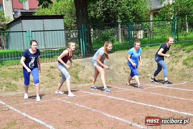 Zdjęcie w galerii na portalu naszraciborz.pl: Uczniowie bieńkowickiej szkoły obchodzą swoje święto na sportowo  wiadomości z regionu