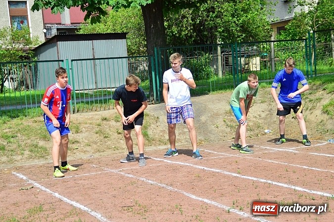 Zdjęcie w galerii na portalu naszraciborz.pl: Uczniowie bieńkowickiej szkoły obchodzą swoje święto na sportowo  wiadomości z regionu