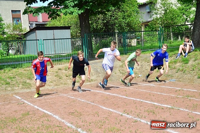 Zdjęcie w galerii na portalu naszraciborz.pl: Uczniowie bieńkowickiej szkoły obchodzą swoje święto na sportowo  wiadomości z regionu