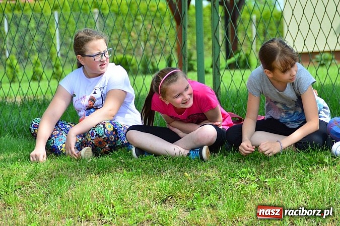 Zdjęcie w galerii na portalu naszraciborz.pl: Uczniowie bieńkowickiej szkoły obchodzą swoje święto na sportowo  wiadomości z regionu