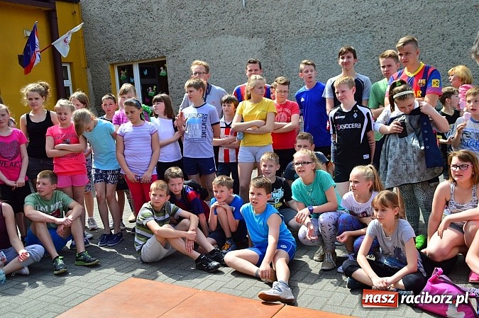 Zdjęcie w galerii na portalu naszraciborz.pl: Uczniowie bieńkowickiej szkoły obchodzą swoje święto na sportowo  wiadomości z regionu