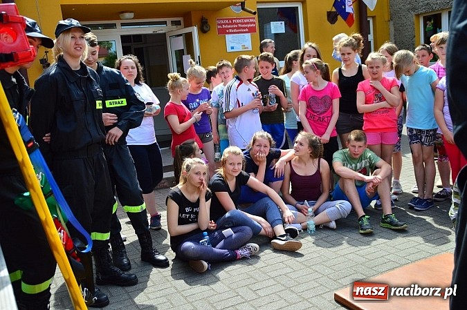 Zdjęcie w galerii na portalu naszraciborz.pl: Uczniowie bieńkowickiej szkoły obchodzą swoje święto na sportowo  wiadomości z regionu