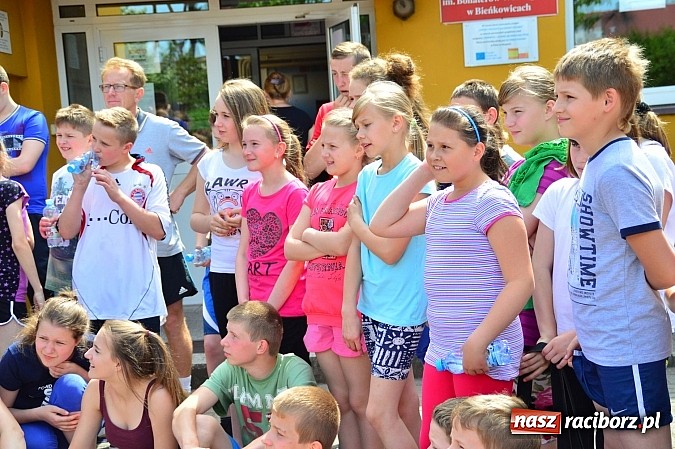 Zdjęcie w galerii na portalu naszraciborz.pl: Uczniowie bieńkowickiej szkoły obchodzą swoje święto na sportowo  wiadomości z regionu
