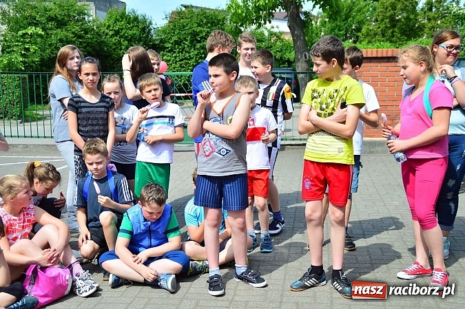 Zdjęcie w galerii na portalu naszraciborz.pl: Uczniowie bieńkowickiej szkoły obchodzą swoje święto na sportowo  wiadomości z regionu