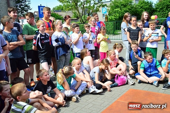 Zdjęcie w galerii na portalu naszraciborz.pl: Uczniowie bieńkowickiej szkoły obchodzą swoje święto na sportowo  wiadomości z regionu