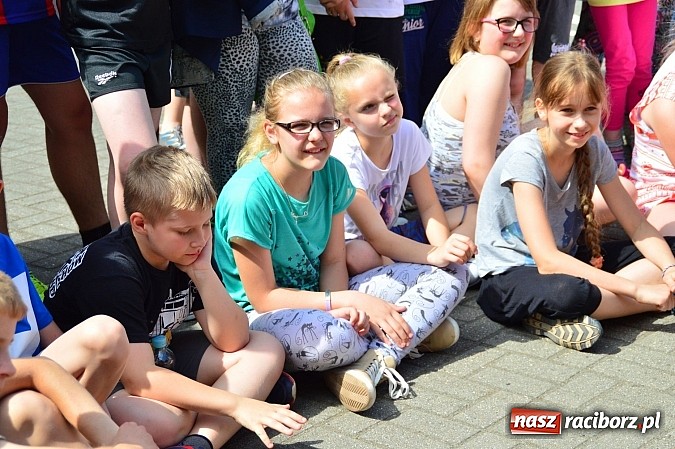 Zdjęcie w galerii na portalu naszraciborz.pl: Uczniowie bieńkowickiej szkoły obchodzą swoje święto na sportowo  wiadomości z regionu