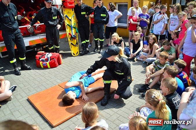 Zdjęcie w galerii na portalu naszraciborz.pl: Uczniowie bieńkowickiej szkoły obchodzą swoje święto na sportowo  wiadomości z regionu