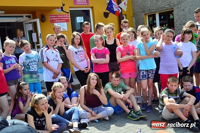 Zdjęcie w galerii na portalu naszraciborz.pl: Uczniowie bieńkowickiej szkoły obchodzą swoje święto na sportowo  wiadomości z regionu