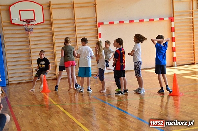 Zdjęcie w galerii na portalu naszraciborz.pl: Uczniowie bieńkowickiej szkoły obchodzą swoje święto na sportowo  wiadomości z regionu