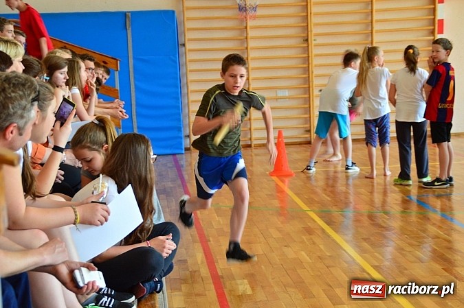 Zdjęcie w galerii na portalu naszraciborz.pl: Uczniowie bieńkowickiej szkoły obchodzą swoje święto na sportowo  wiadomości z regionu