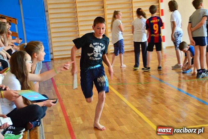 Zdjęcie w galerii na portalu naszraciborz.pl: Uczniowie bieńkowickiej szkoły obchodzą swoje święto na sportowo  wiadomości z regionu