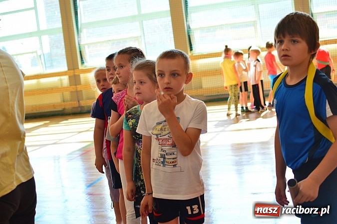 Zdjęcie w galerii na portalu naszraciborz.pl: Uczniowie bieńkowickiej szkoły obchodzą swoje święto na sportowo  wiadomości z regionu