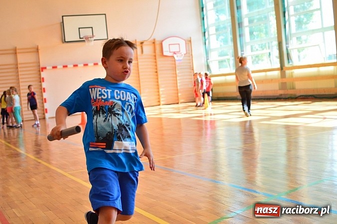 Zdjęcie w galerii na portalu naszraciborz.pl: Uczniowie bieńkowickiej szkoły obchodzą swoje święto na sportowo  wiadomości z regionu