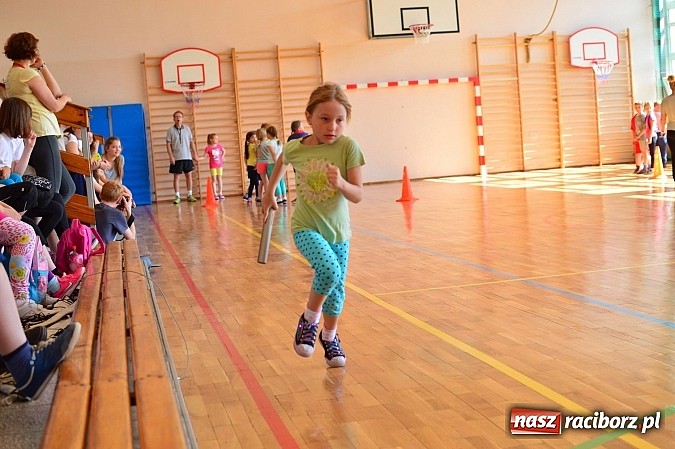 Zdjęcie w galerii na portalu naszraciborz.pl: Uczniowie bieńkowickiej szkoły obchodzą swoje święto na sportowo  wiadomości z regionu