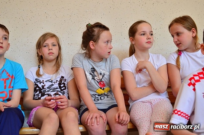 Zdjęcie w galerii na portalu naszraciborz.pl: Uczniowie bieńkowickiej szkoły obchodzą swoje święto na sportowo  wiadomości z regionu